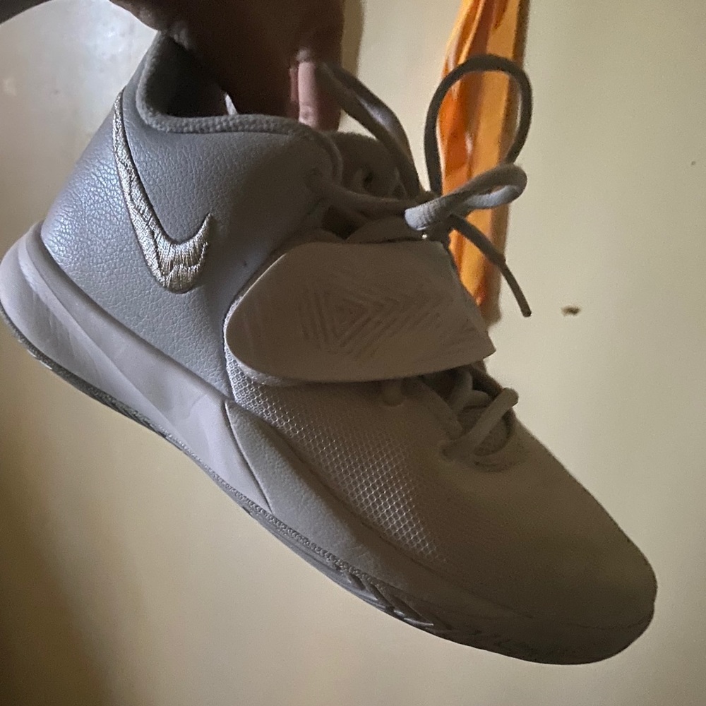 NIKE KYRIE FLYTRAP 3 COURT SHOES